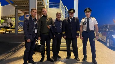 В Екатеринбург вернулись пилоты, посадившие самолет на пшеничном поле (ФОТО)