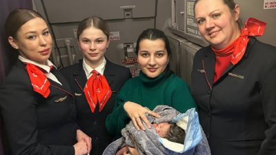 Родившейся в самолете девочке выдали свидетельство о рождении в небе