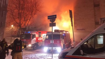 МЧС сообщило о ликвидации крупного пожара во дворе «Известия холл»