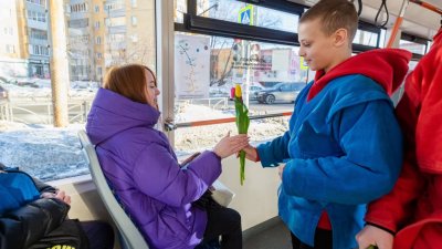 Самбисты в трамвае поздравили женщин с 8 Марта (ФОТО)