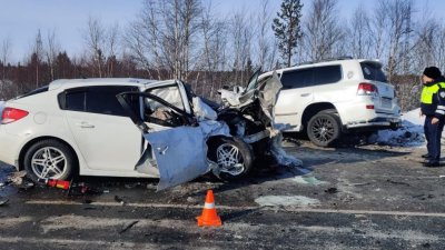 На трассе Сургут-Салехард в лобовом столкновении автомобилей погибли люди