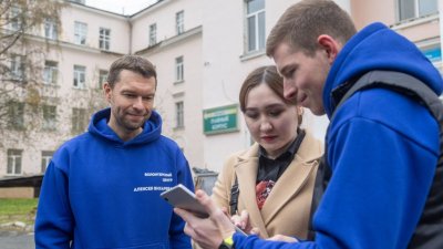 Алексей Вихарев и его волонтеры провели субботник в больничном сквере и призвали голосовать за парки Екатеринбурга (ФОТО)