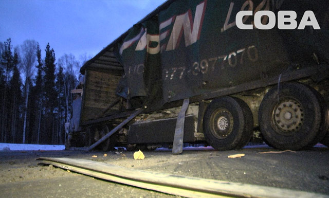 Новый Регион: Легковушка спровоцировала лобовое столкновение грузовиков на ЕКАДе (ФОТО)