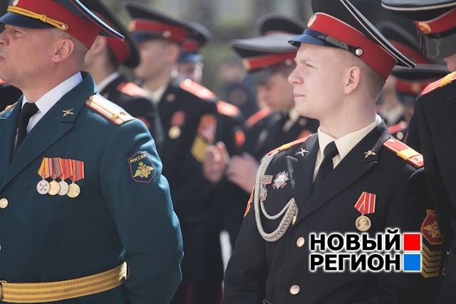 Новый Регион: Холманских, Куйвашев и Якоб поздравили суворовцев с Днем Победы (ФОТО)