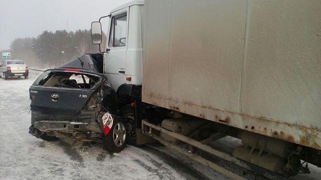 Новый Регион: На Серовском тракте женщина на Хендай i20 погибла, столкнувшись с грузовиком (ФОТО)
