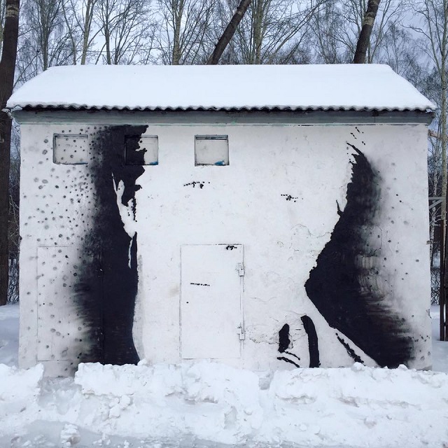 Новый Регион: Уличный художник Слава ПТРК рисует на трансформаторной будке Дэвида Боуи (ФОТО)