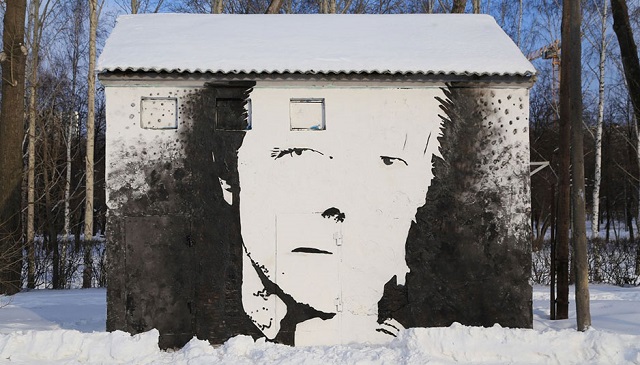 Новый Регион: Уличный художник Слава ПТРК рисует на трансформаторной будке Дэвида Боуи (ФОТО)