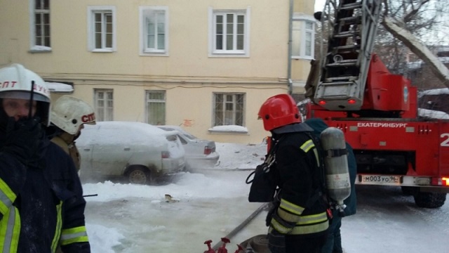 Новый Регион: В Екатеринбурге на ВИЗе горит квартира в жилом доме, жителей эвакуируют (ФОТО)