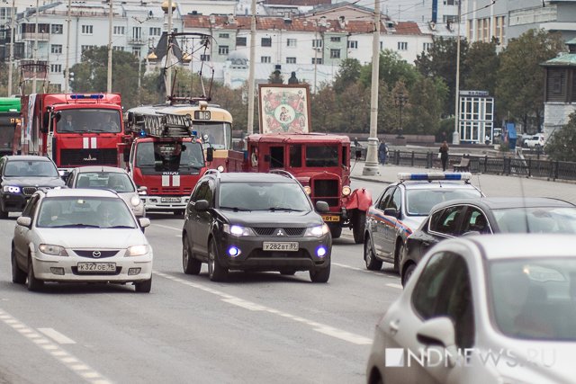 Новый Регион: Автомобиль МЧС оснастили противопожарной иконой. Раритетный образец спецтехники проехал по центру города (ФОТО)