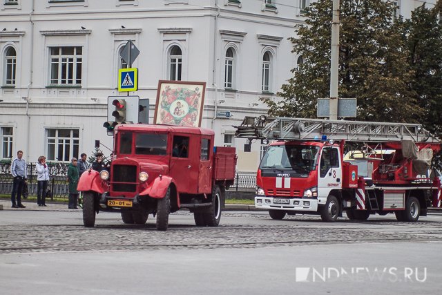 Новый Регион: Автомобиль МЧС оснастили противопожарной иконой. Раритетный образец спецтехники проехал по центру города (ФОТО)