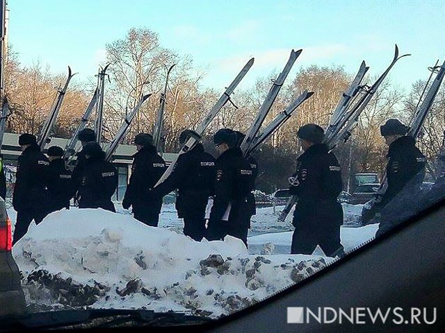 Новый Регион: Лыжный десант: полицейских из Екатеринбурга вооружили палками и лыжами (ФОТО)