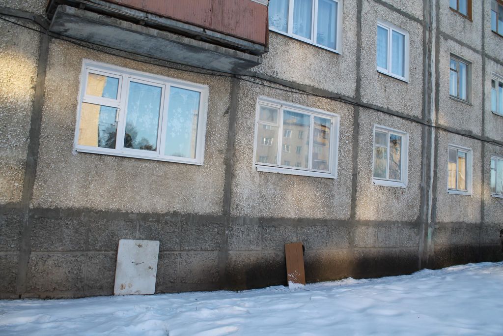 Новый День: Здесь коммунальный ад: жители Еланского военного городка замерзают (ФОТО)