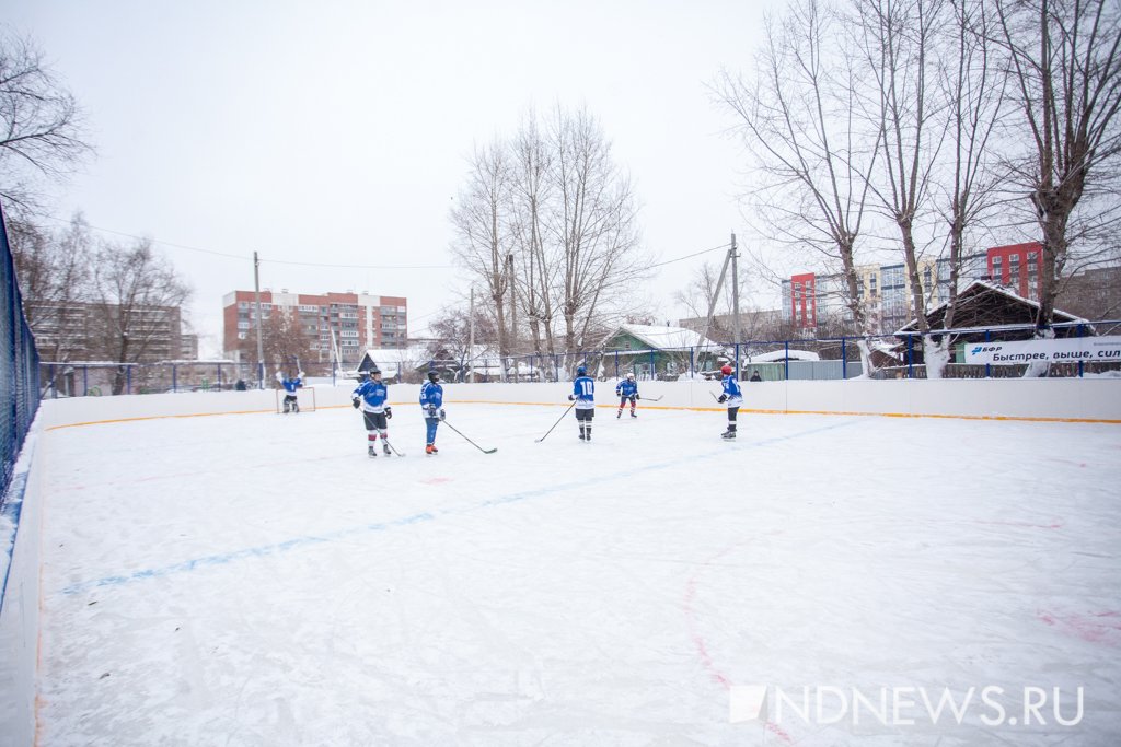 Новый День: Никаких замков не будет – на Эльмаше открыли дворовый хоккейный корт (ФОТО)