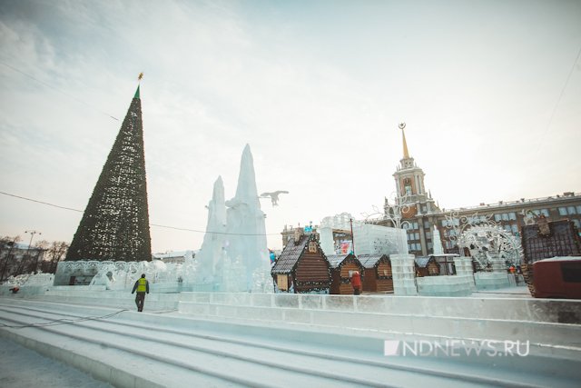 Новый День: Главная елка Екатеринбурга за сутки до открытия – работа кипит (ФОТО)