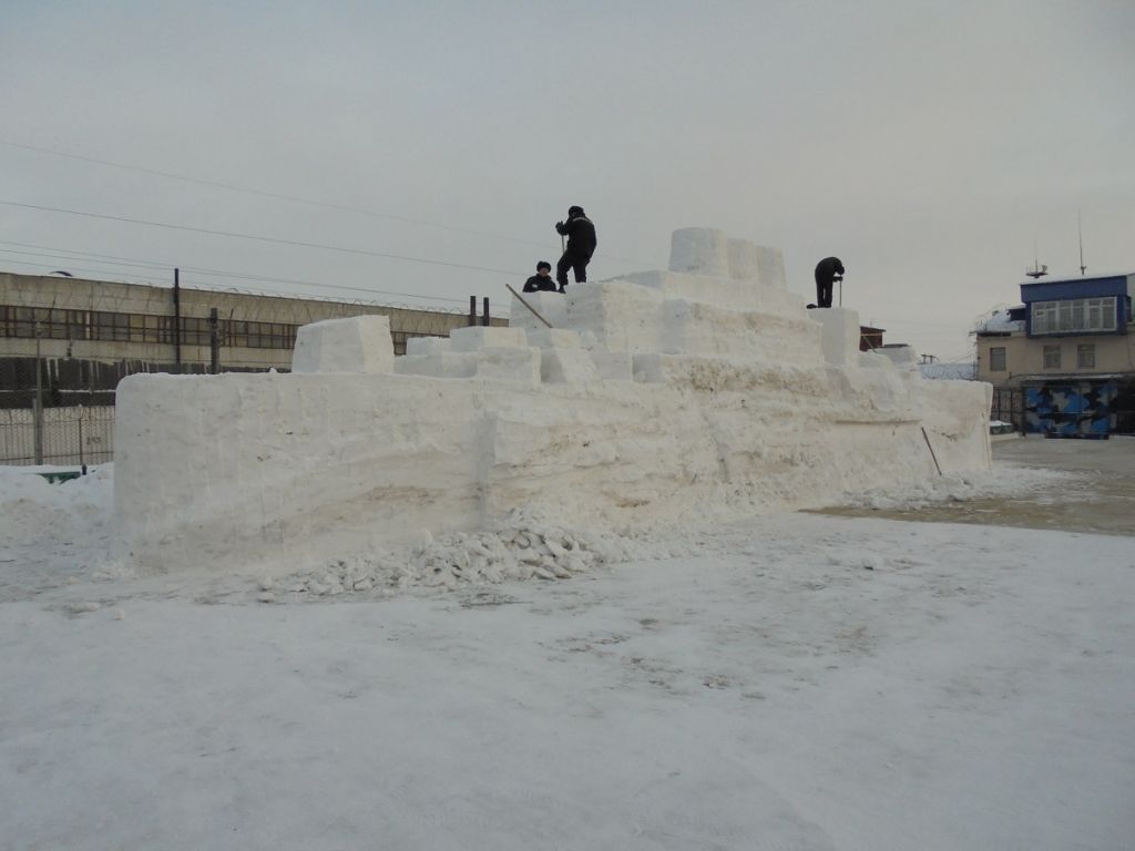 Марафон снежных фигур в ИК №46: осужденные изготовили копию «Авроры» и готовят фигуру петуха – символ следующего года (ФОТО, ВИДЕО)