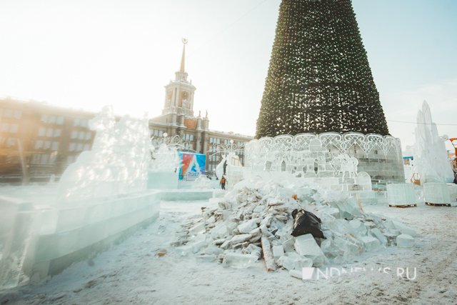 Главная елка Екатеринбурга за сутки до открытия – работа кипит (ФОТО)