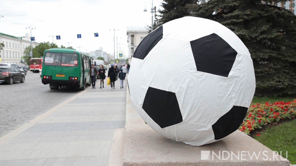 Гранитные шары у мэрии превратили в футбольные мячи (ФОТО)