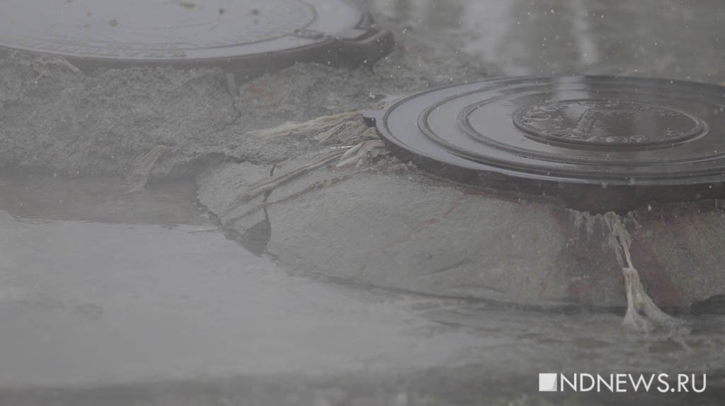 На Юго-Западе перекресток залило фекалиями из засорившейся канализации (ФОТО, ВИДЕО)