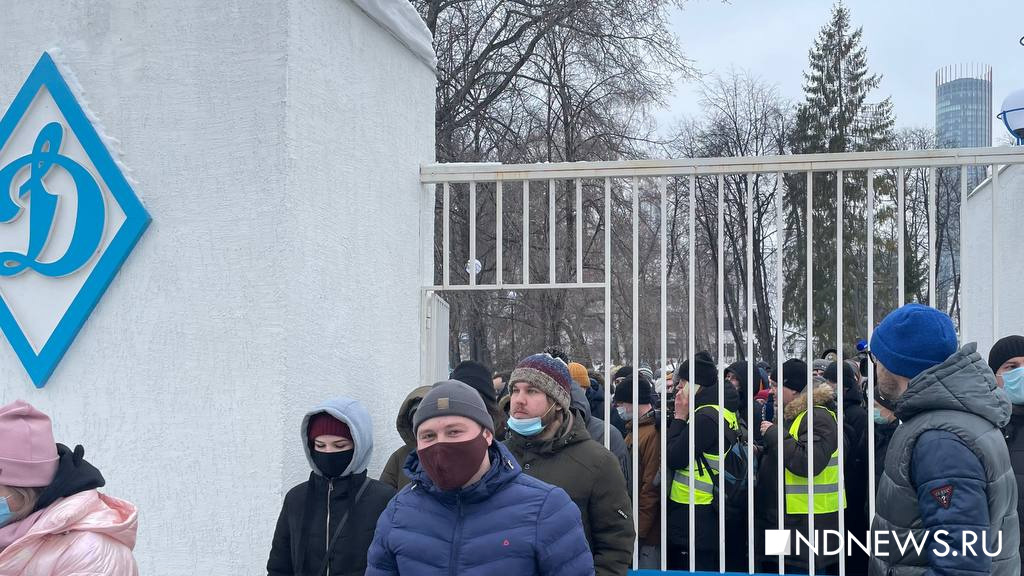 Протестующие ушли из сквера по льду городского пруда к стадиону «Динамо» (ФОТО)