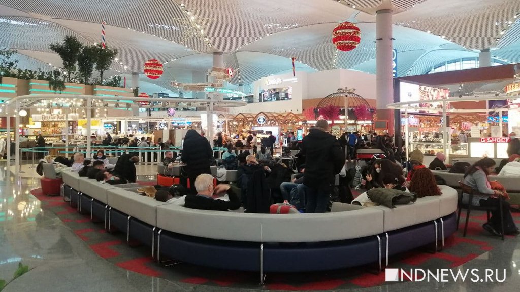 В Стамбуле сотни туристов все еще остаются в аэропорту (ФОТО)