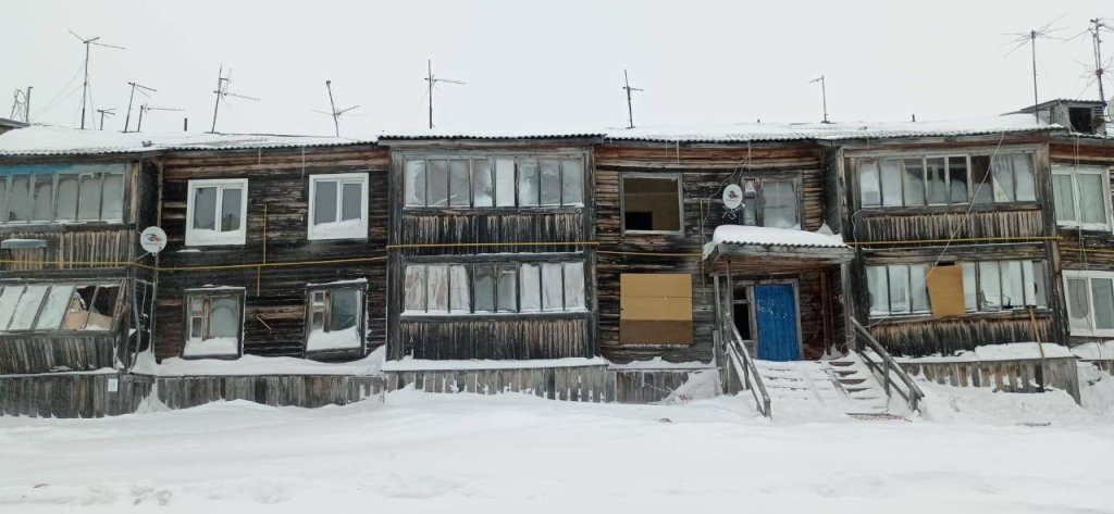 Тазовские чиновники закрыли вход в расселённые дома только после замечания прокуратуры