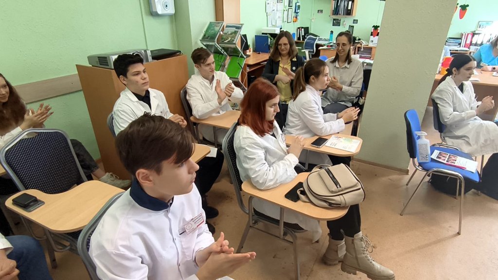 Школьников из Академического отправили в больницу – учиться медицине (ФОТО)
