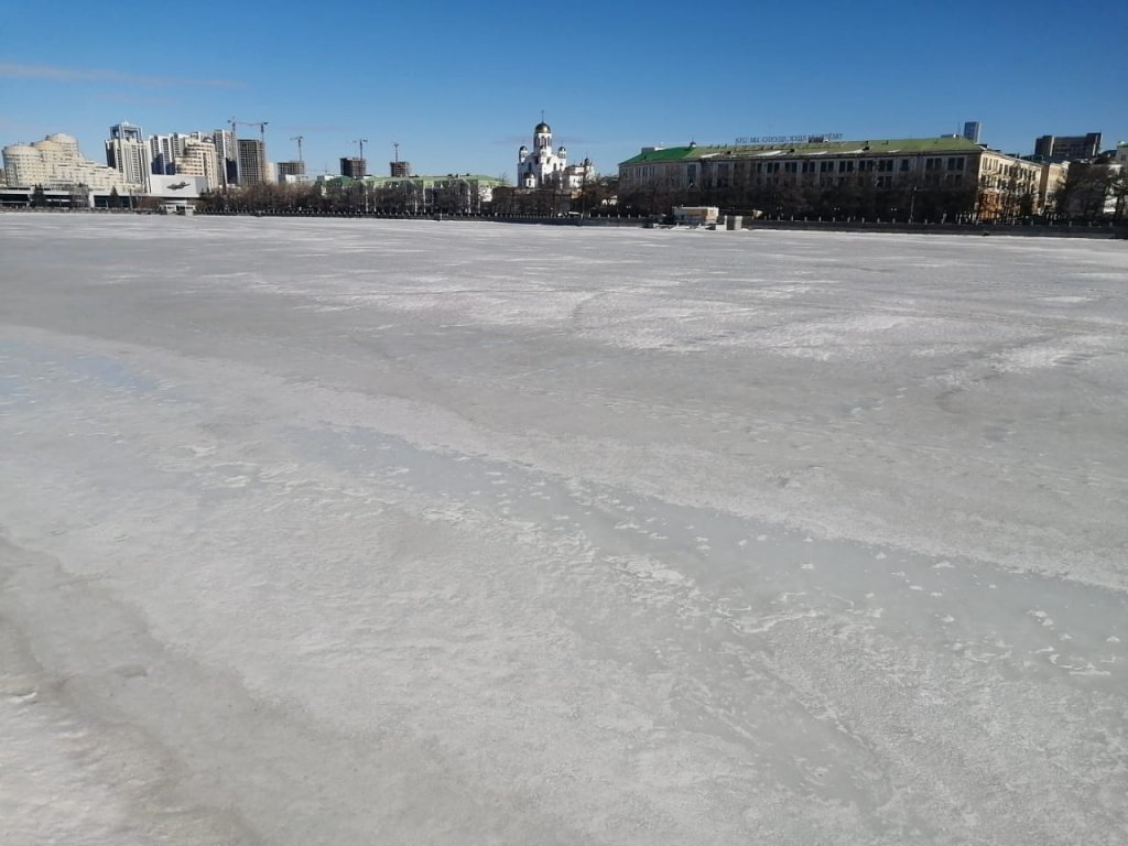 Екатеринбуржцев убедительно просят больше не ходить на лед (ФОТО)