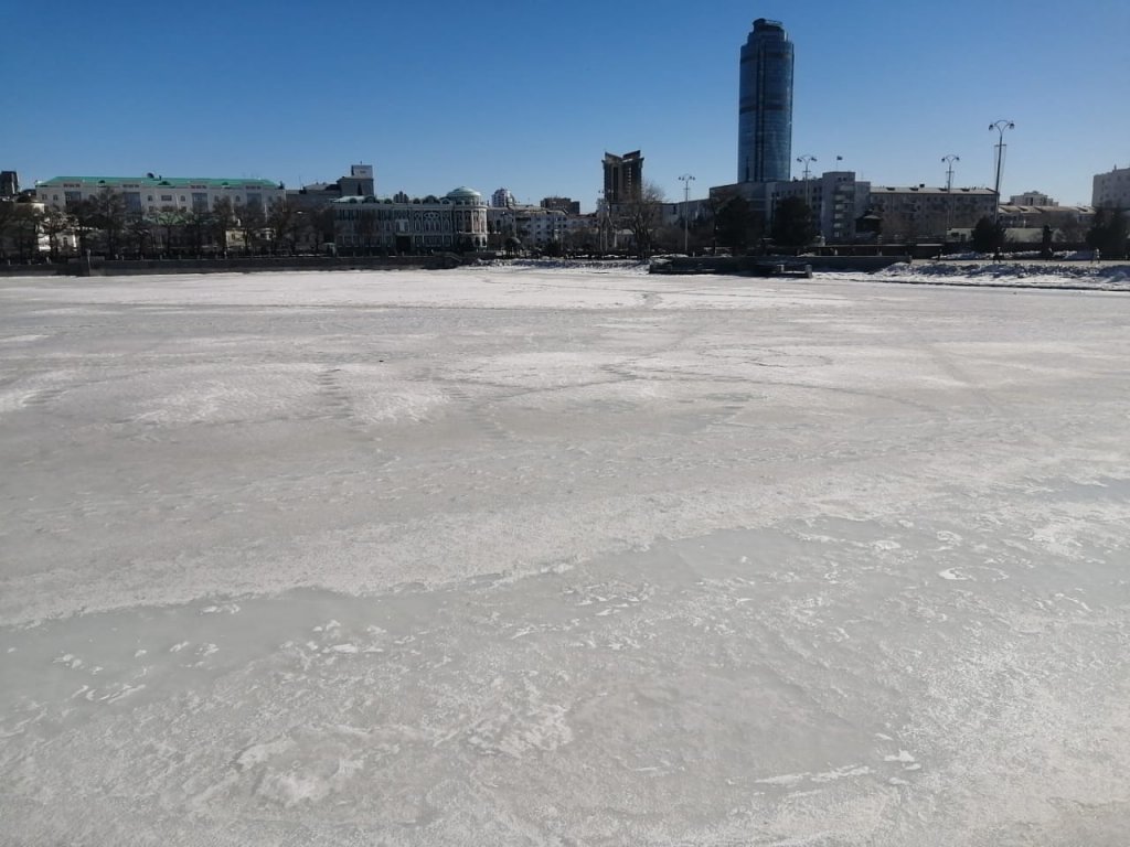 Екатеринбуржцев убедительно просят больше не ходить на лед (ФОТО)
