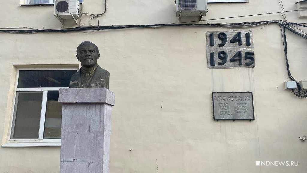 Почта, банк, колледж, цех: где найти памятники Ленину в Екатеринбурге (ФОТО)