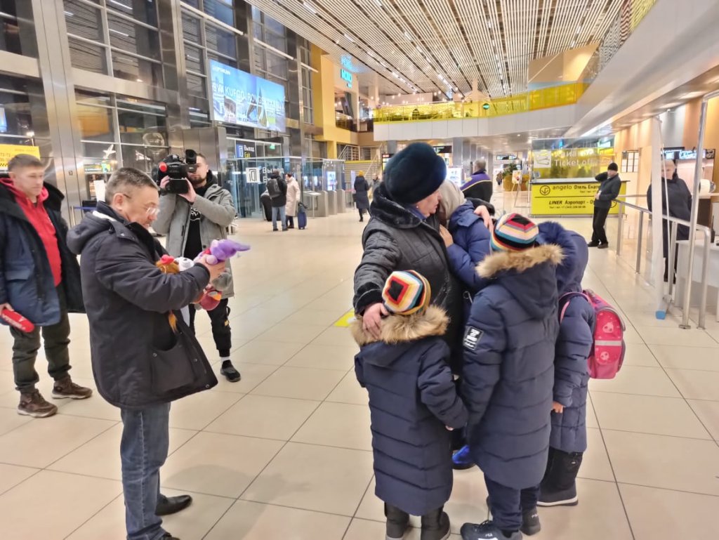 Новый День: В Екатеринбург доставили 4 детей-сирот, вывезенных из Сирии (ФОТО)