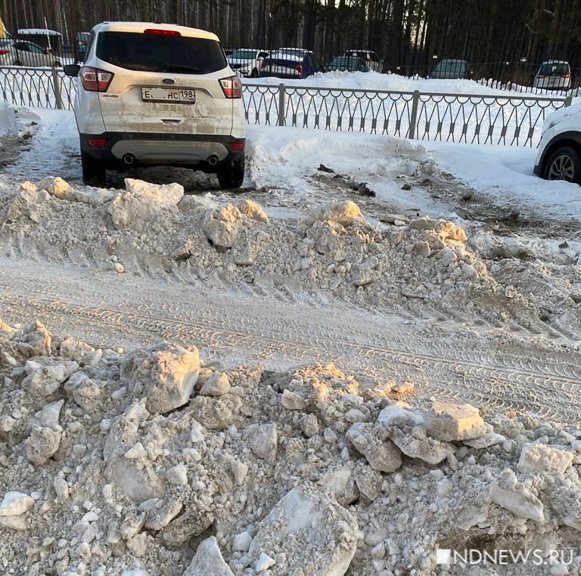 Новый День: Приехали, содрали снег и уехали – уборочная техника завалила улицу Вонсовского (ФОТО)