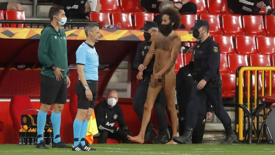 Новый День: В Испании голый болельщик выбежал на поле во время футбольного матча
