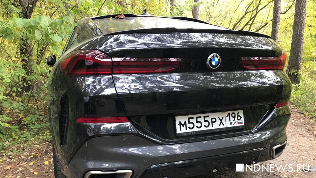 Новый День: На Шарташе неизвестный бросил BMW X6 с блатными номерами: машина врезалась в дерево (ФОТО)