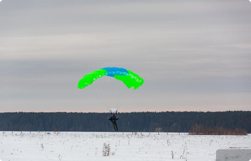 Новый День: Пожарные Уральской авиабазы 750 раз прыгнули с высоты 1000 метров (ФОТО)