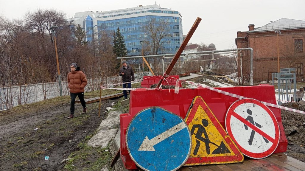 Новый День: В центре Екатеринбурга появился самодельный переход из дорожных знаков. Но ненадолго