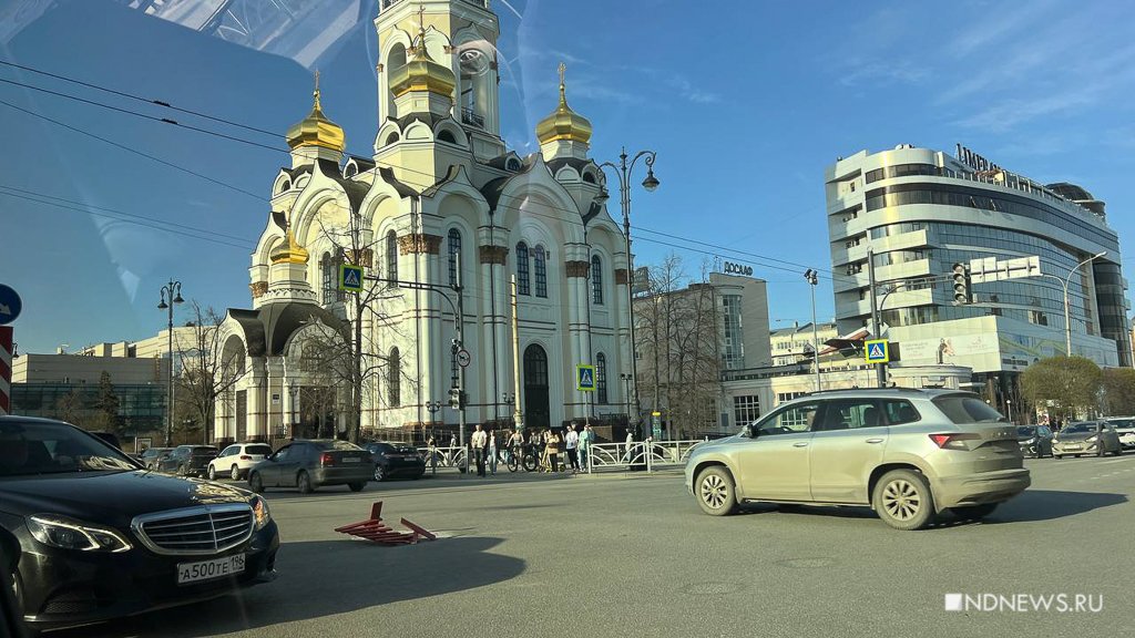 Новый День: В центре Екатеринбурга на дорогах появились ямы (ФОТО)