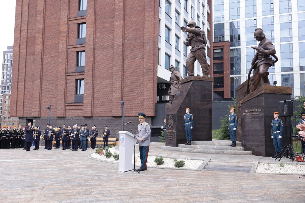 Новый День: В Екатеринбурге открыли памятник трем поколениям пожарных (ФОТО)